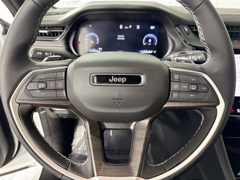 Used 2026 Jeep Grand Cherokee Limited AWD/4WD image 17