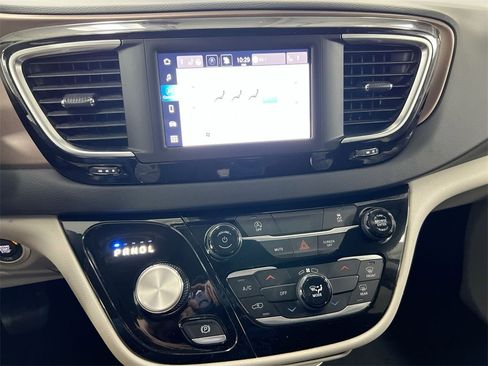 Used 2024 Chrysler Voyager LX image 15