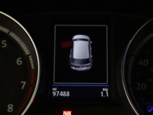 Used 2017 Volkswagen Golf R 4-Door image 8