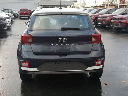 Used 2023 Hyundai Venue Limited image 4
