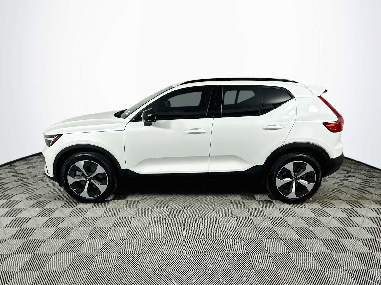 Used 2026 Volvo XC40 B5 Plus w/ Protection Package Premier AWD/4WD image 4