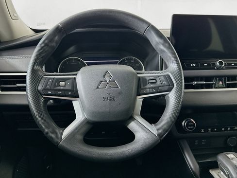 Used 2025 Mitsubishi Outlander ES FWD image 18