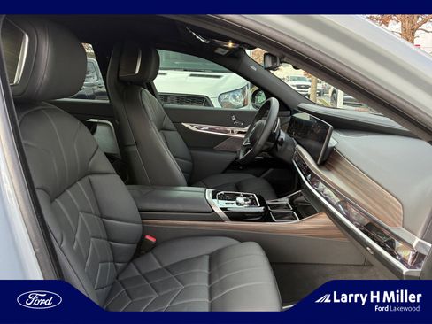 Used 2025 BMW 760i xDrive w/ Premium Package image 19