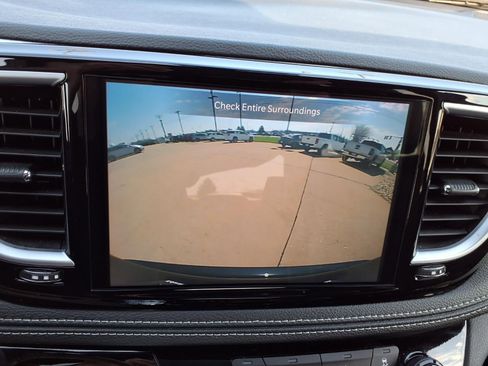 Used 2025 Chrysler Pacifica Limited image 6