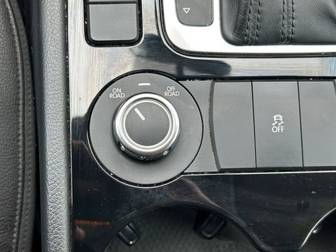 Used 2013 Volkswagen Touareg Sport AWD/4WD image 28