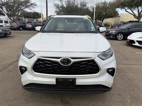 Certified 2023 Toyota Highlander XLE image 2