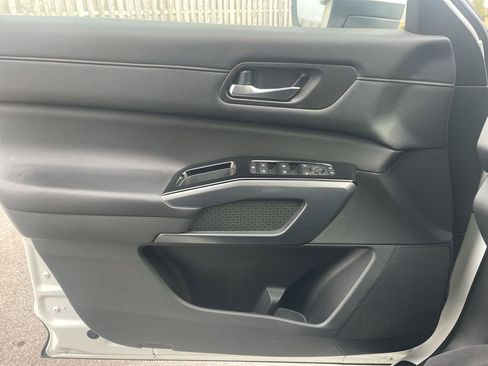 Used 2023 Nissan Pathfinder SL image 34