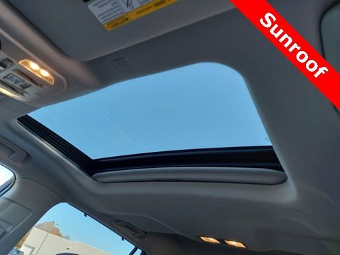 Used 2022 Toyota Highlander XLE image 11