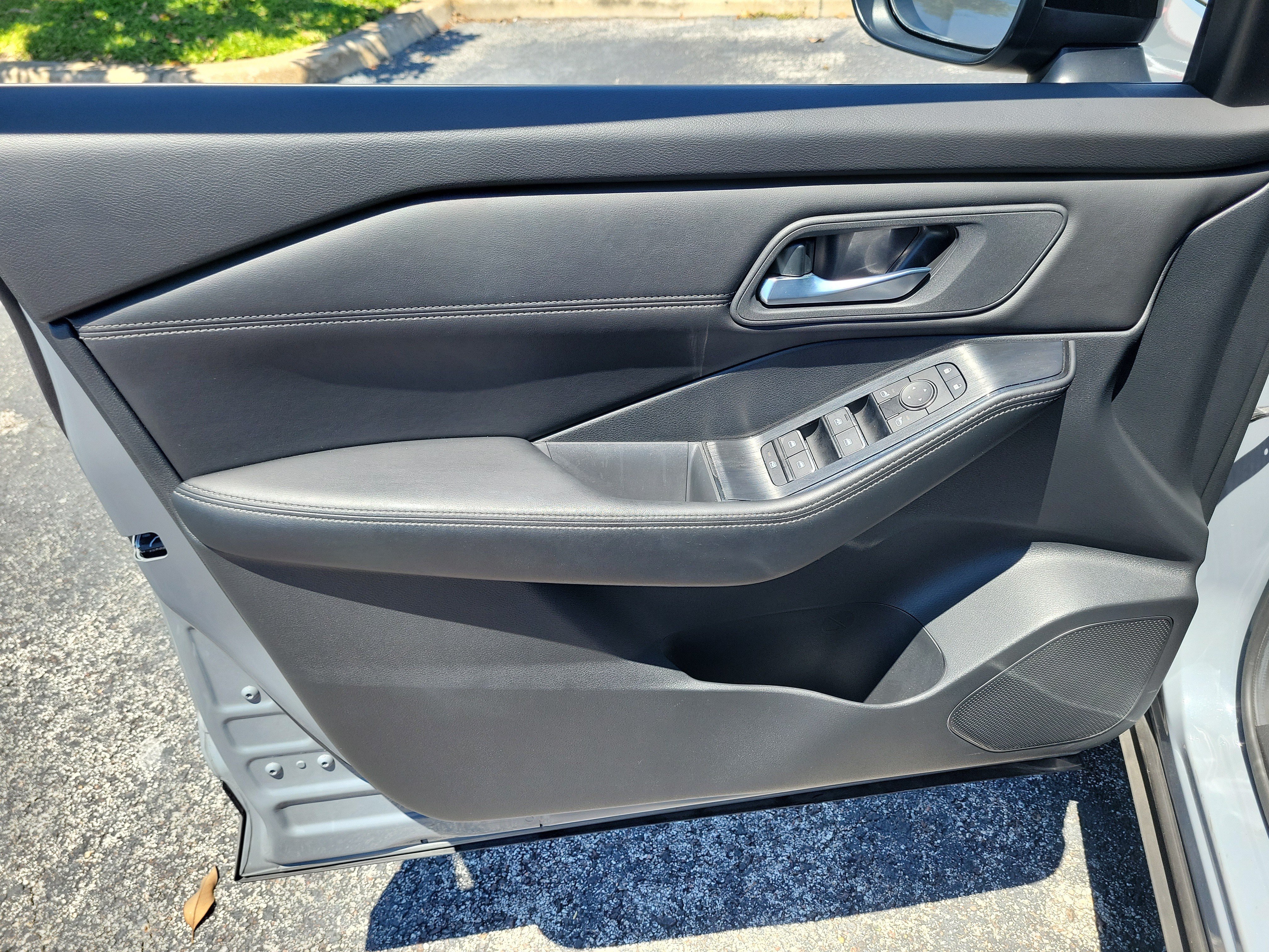 Certified 2024 Nissan Rogue SL FWD image 10