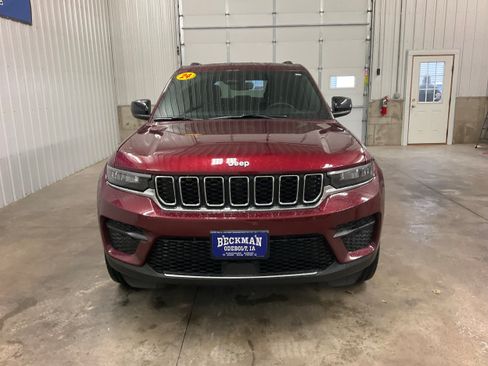 Used 2024 Jeep Grand Cherokee Laredo AWD/4WD image 7