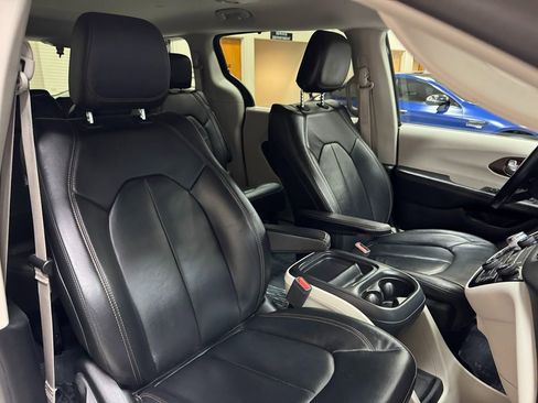 Used 2017 Chrysler Pacifica Touring-L w/ Tire & Wheel Group image 18