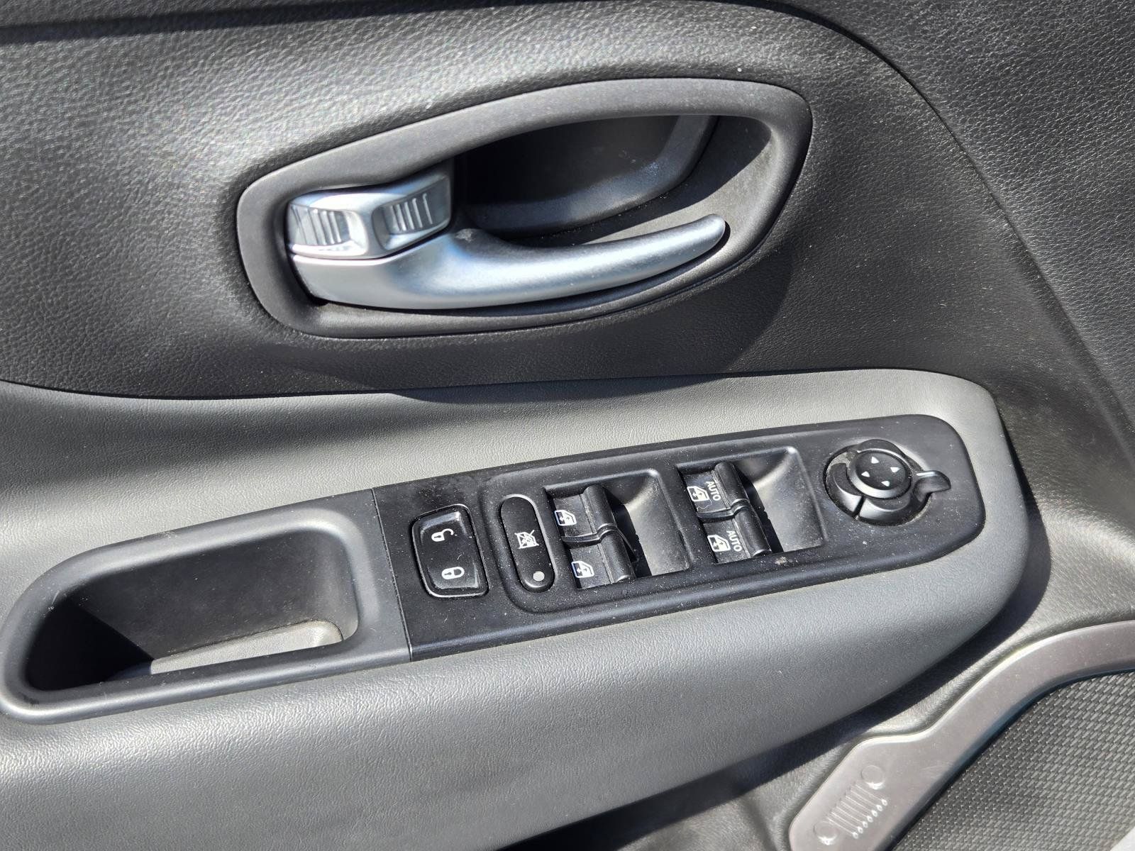 Used 2022 Jeep Renegade Latitude AWD/4WD image 23
