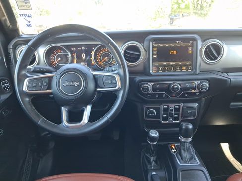 Used 2018 Jeep Wrangler Unlimited Sahara w/ Uconnect 4C Nav & Sound Group AWD/4WD image 11