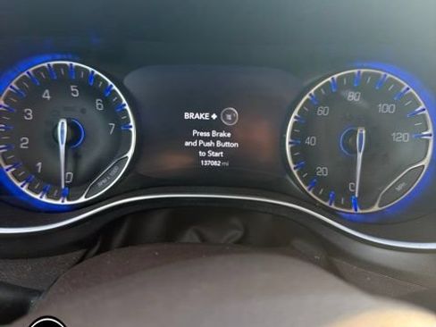 Used 2017 Chrysler Pacifica Touring-L Plus w/ Tire & Wheel Group FWD image 11