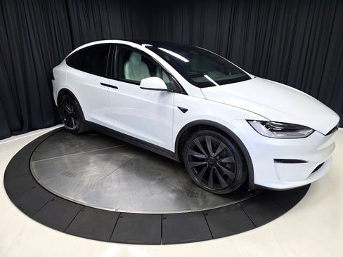 Used 2022 Tesla Model X image 17