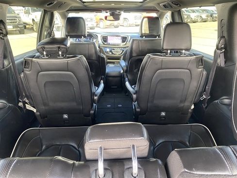 Used 2025 Chrysler Pacifica Limited image 19