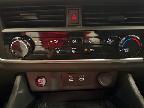 Used 2024 Nissan Rogue S FWD image 18