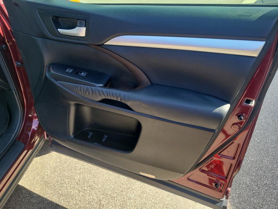 Used 2014 Toyota Highlander XLE FWD image 35