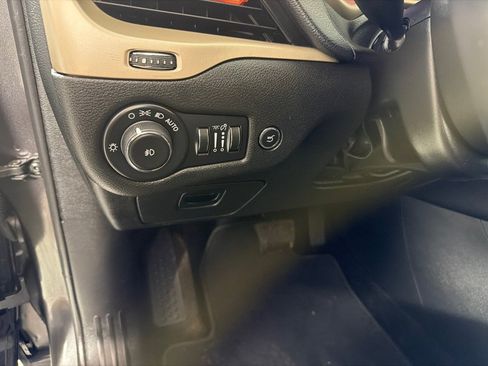 Used 2015 Jeep Cherokee Limited w/ Luxury Group FWD image 13