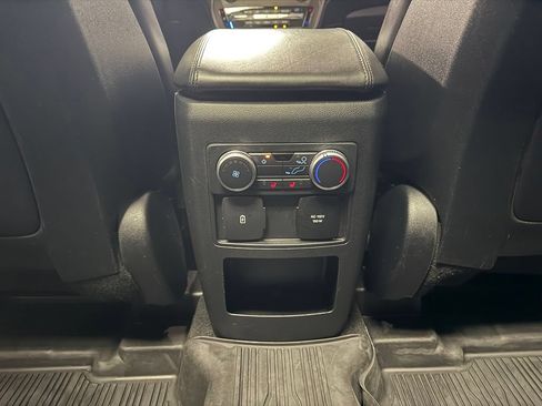Used 2020 Ford Explorer Platinum w/ Premium Technology Package AWD/4WD image 18