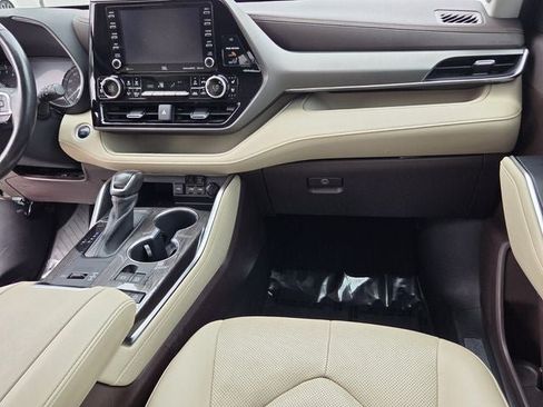 Used 2020 Toyota Highlander Limited FWD image 41