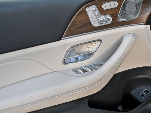 Used 2025 Mercedes-Benz GLS 450 4MATIC image 15