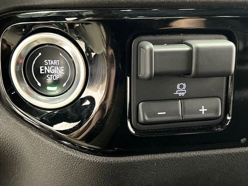 Used 2025 GMC Sierra 1500 SLT AWD/4WD image 39