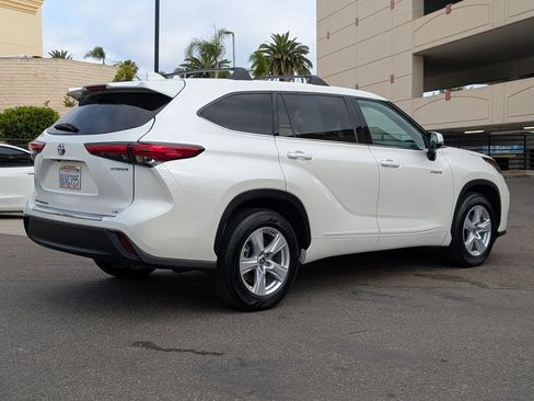 Used 2021 Toyota Highlander LE FWD image 14