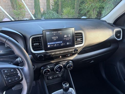 Used 2025 Hyundai Venue SEL image 17