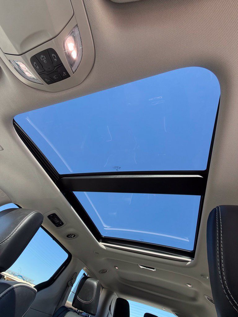 Used 2024 Chrysler Pacifica Limited w/ Uconnect Theater Family Group FWD image 23