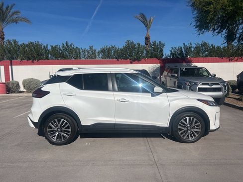 Used 2023 Nissan Kicks SV image 3