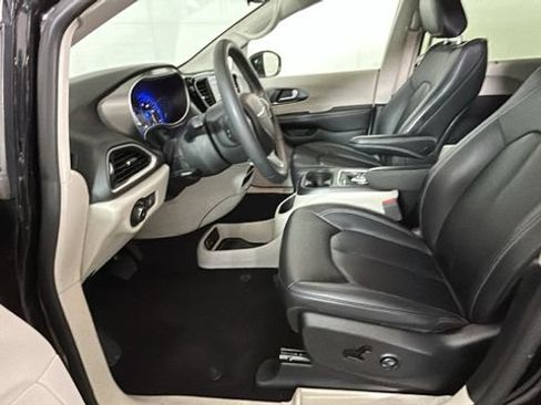 Used 2024 Chrysler Pacifica Touring-L FWD image 11