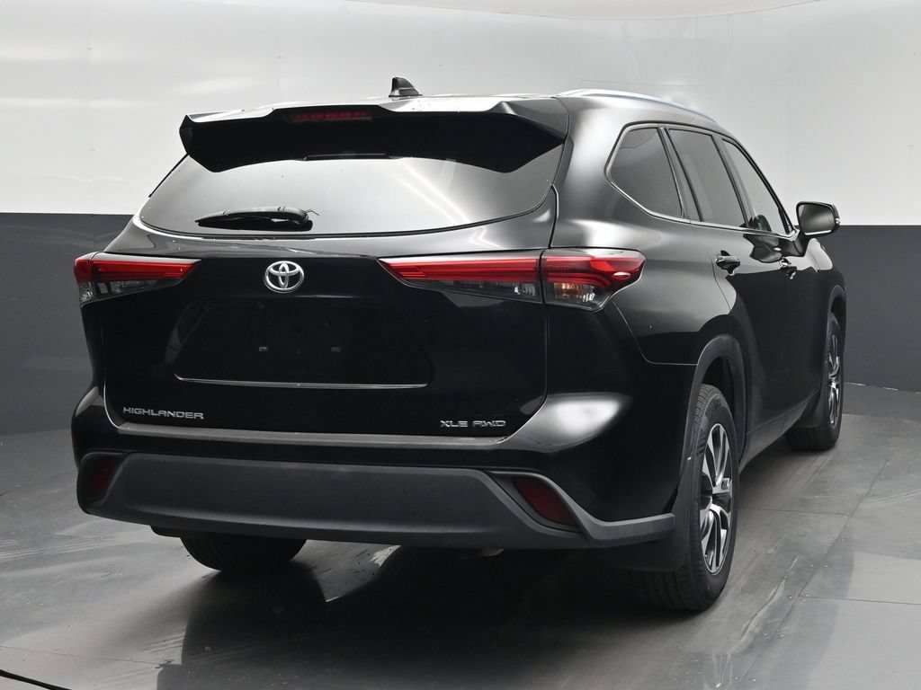 Used 2021 Toyota Highlander XLE AWD/4WD image 11