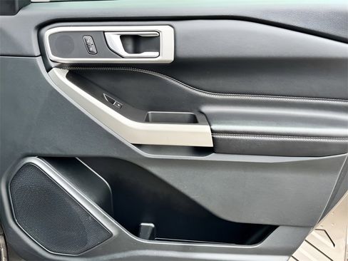 Used 2021 Ford Explorer XLT image 28