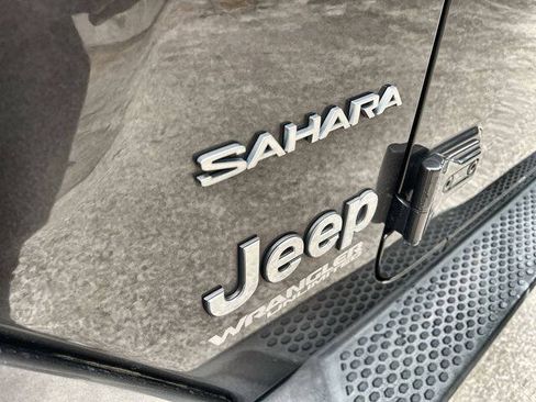 Used 2018 Jeep Wrangler Unlimited Sahara AWD/4WD image 30