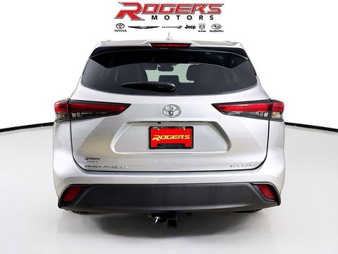 Certified 2023 Toyota Highlander XLE image 6