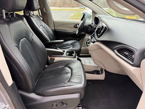 Used 2017 Chrysler Pacifica Touring-L Plus image 14