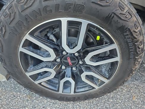 Used 2024 GMC Sierra 1500 AT4 w/ Technology Package image 4