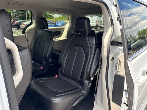 Used 2024 Chrysler Pacifica Touring-L AWD/4WD image 21