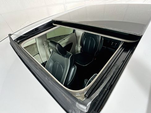Used 2024 Chrysler Pacifica Limited FWD image 21
