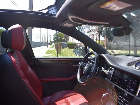 Used 2023 Porsche Macan Turbo AWD/4WD image 21