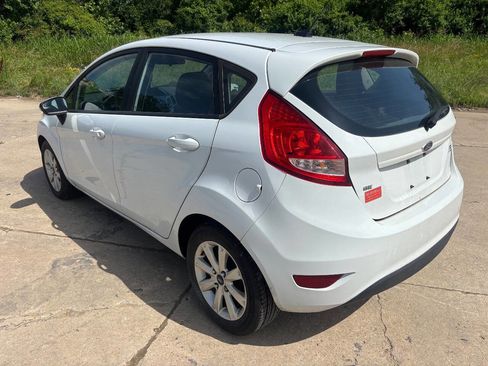 Used 2013 Ford Fiesta SE FWD image 2
