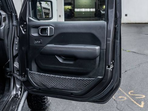 Used 2022 Jeep Wrangler Unlimited Rubicon w/ Dual Top Group AWD/4WD image 17