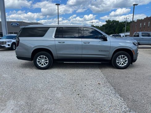 Used 2025 Chevrolet Suburban LT w/ Comfort Package AWD/4WD image 9