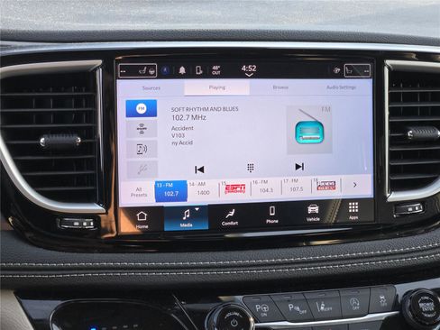 Used 2023 Chrysler Pacifica Touring-L image 27