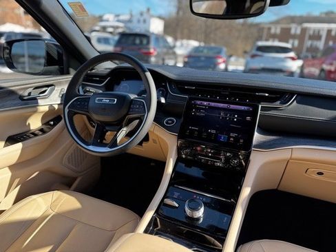 Used 2023 Jeep Grand Cherokee L Limited image 11