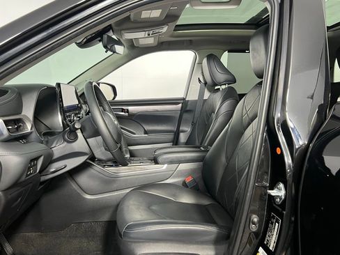 Used 2024 Toyota Highlander Platinum image 18