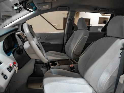 Used 2011 Toyota Sienna LE FWD image 32