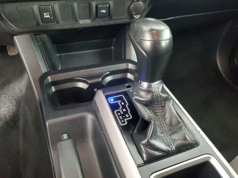 Used 2020 Toyota Tacoma SR5 RWD image 17