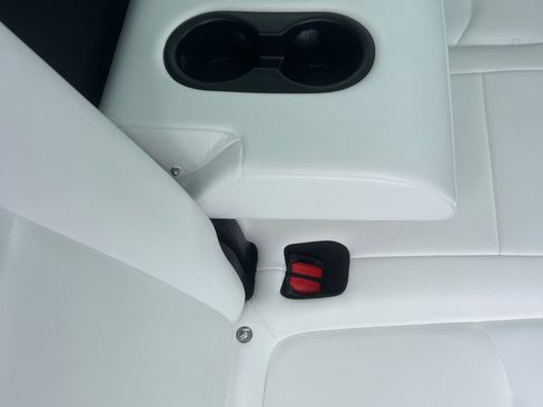 Used 2022 Tesla Model Y Long Range AWD/4WD image 17